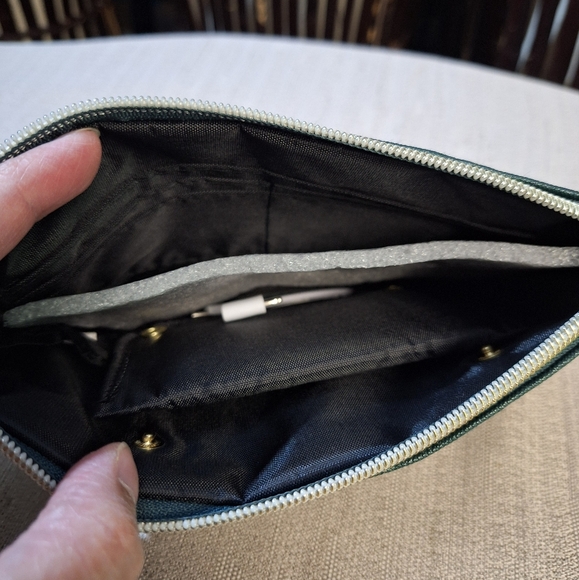 Liz Claiborne Phone Charging Wallet Wristlet Emerald Green RFID Data Protection - Picture 5 of 16